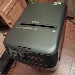 Fellowes Automax 150c auto feed shredder, like new.