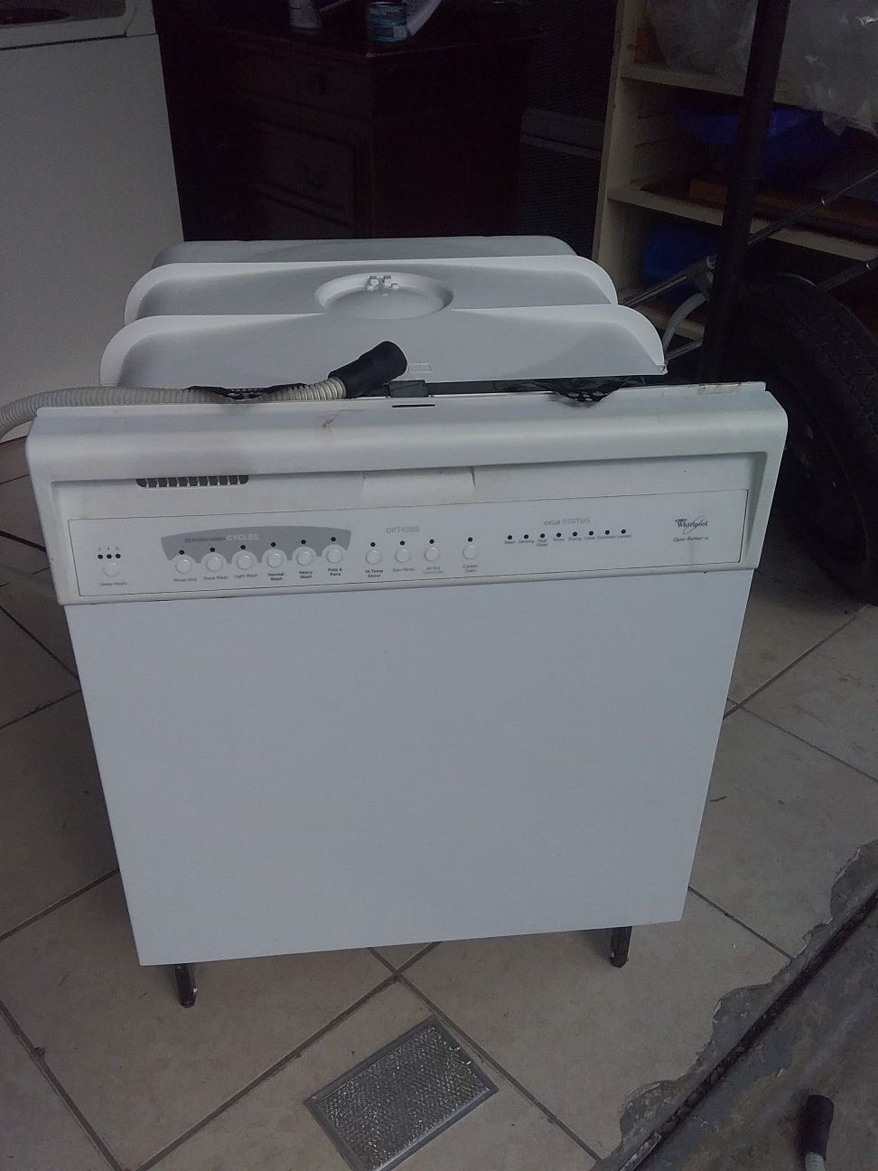 White ge dishwasher with plastic tub in good working condition