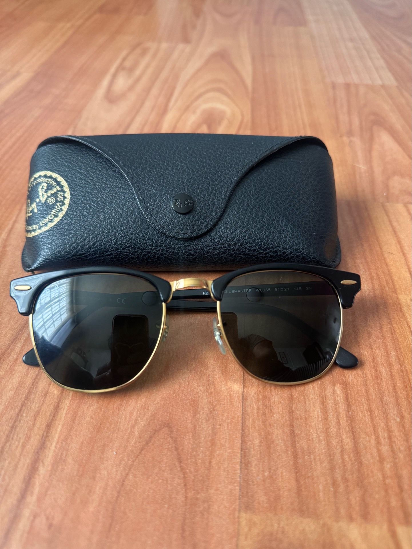 Ray-Ban Clubmaster Sunglasses Black & Gold RB3016 w/ Case