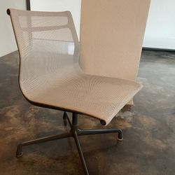  Herman Miller Eames Aluminum Group Chairs (6 total) 