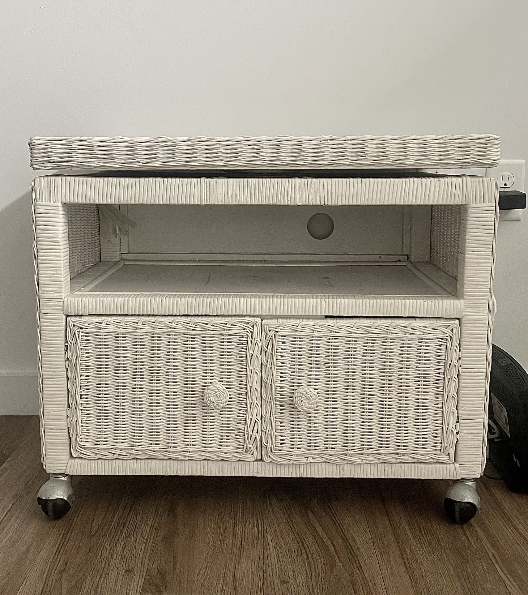 TV Stand Wicker With Swivel Top