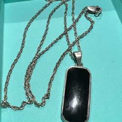 PURE STERLING SILVER NECKLACE WITH A BLACK STONE PENDANT SIZE 20 INCHES LONG