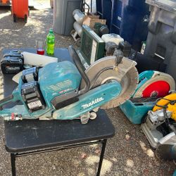 makita cordless 14” concrete saw comes with two batteries 