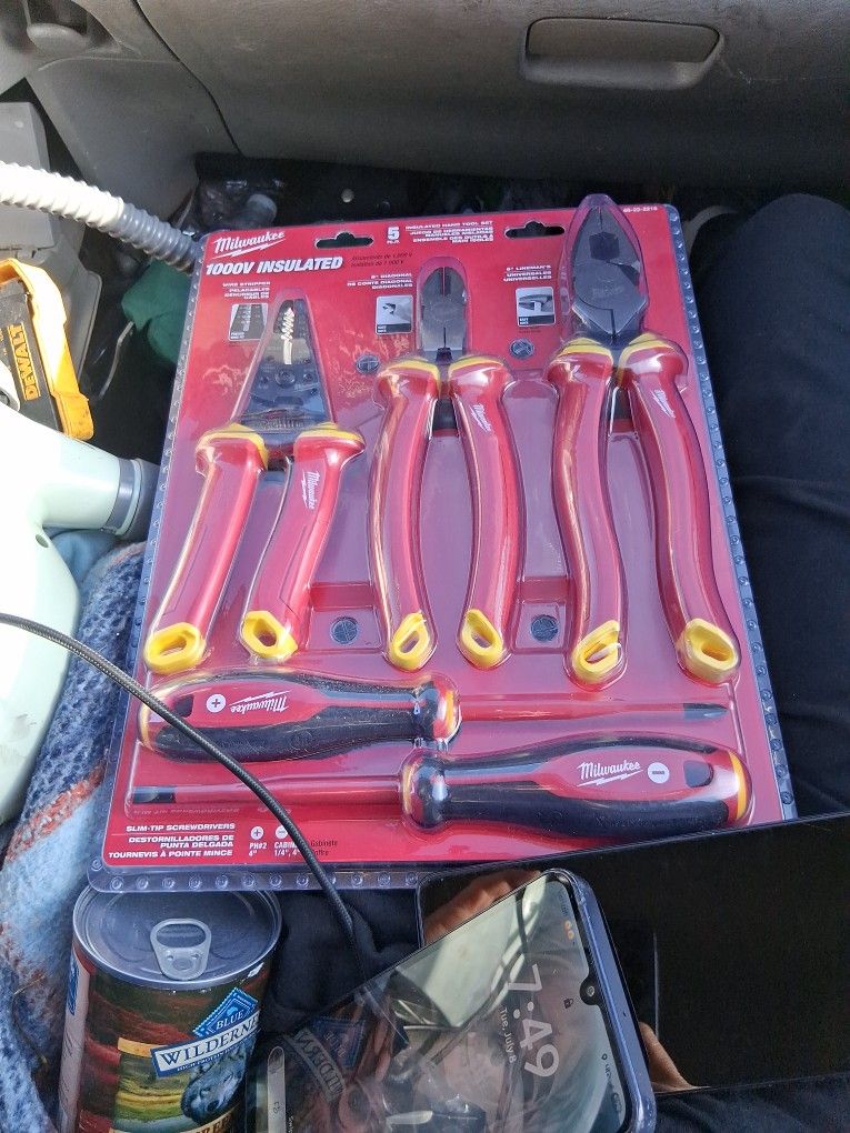 New Never Oped Insulated Hand Tools