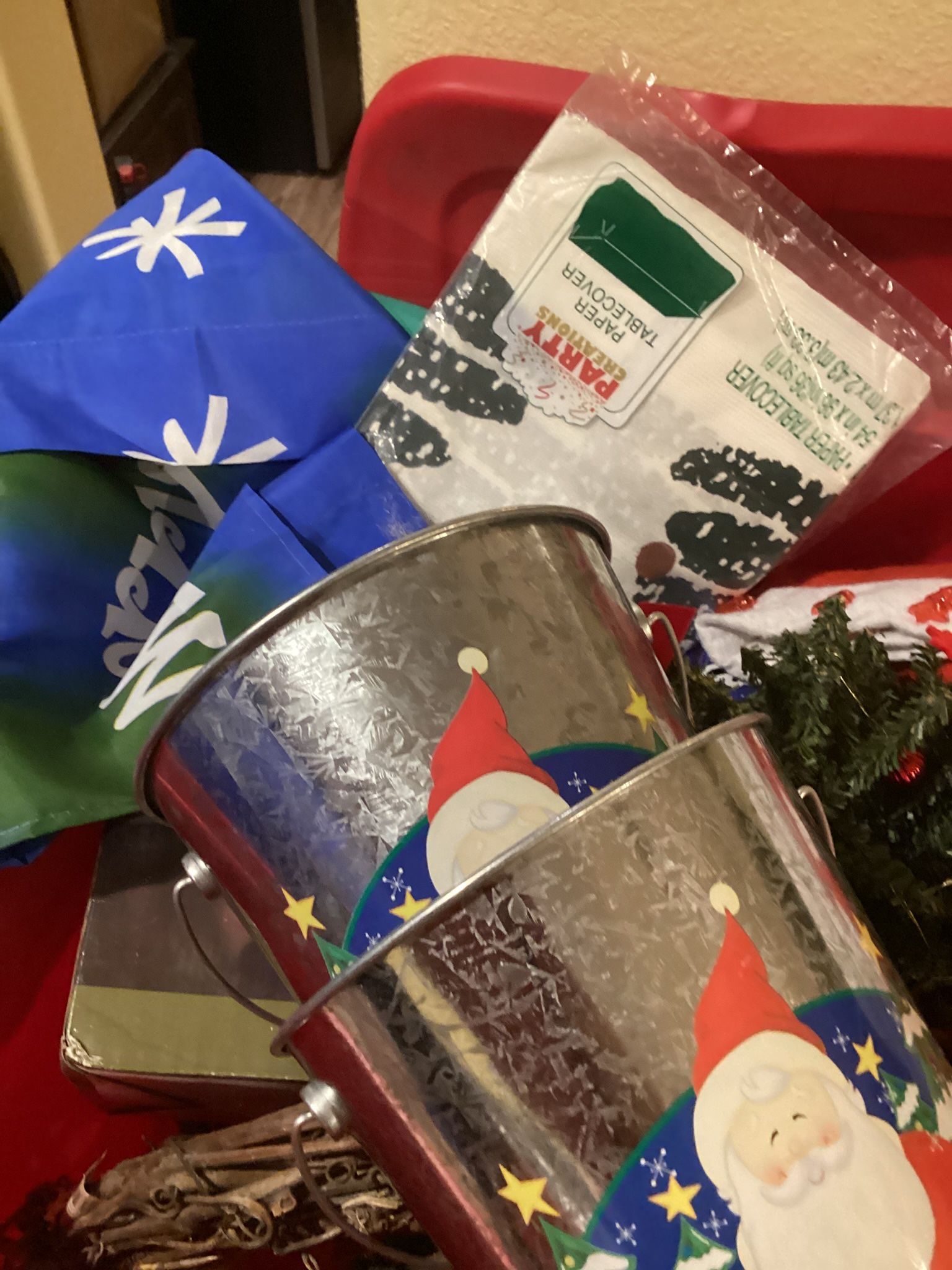 Christmas Deco In A Tote