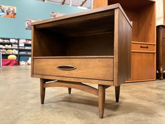 BROYHILL PREMIER Vintage Mid-Century Modern Sculptra Single Drawer Pocket Shelf Nightstand with Cat’s Eye Finger Pulls