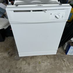 GE Dishwasher With 2 Racks Of Storage 