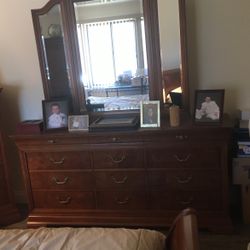 Thomasville bedroom Set Queen Size See Description For Details 