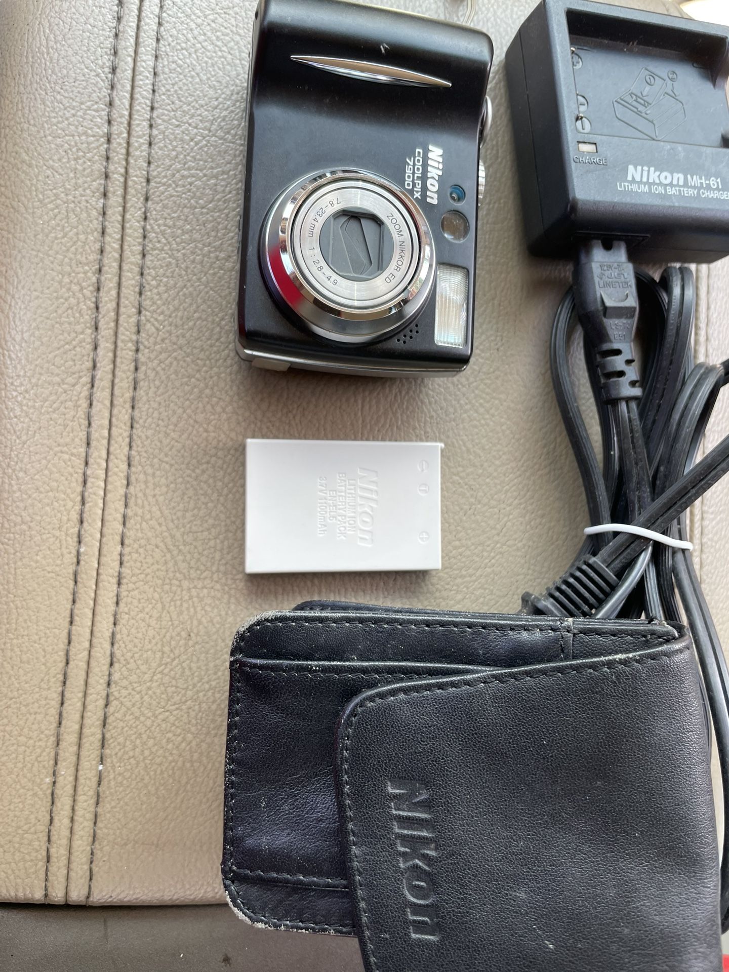 Nikon Cool pic 7900 Extra Batterie Charger And Case