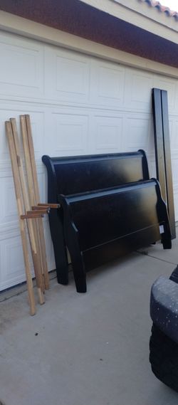 Queen bedframe (wood)