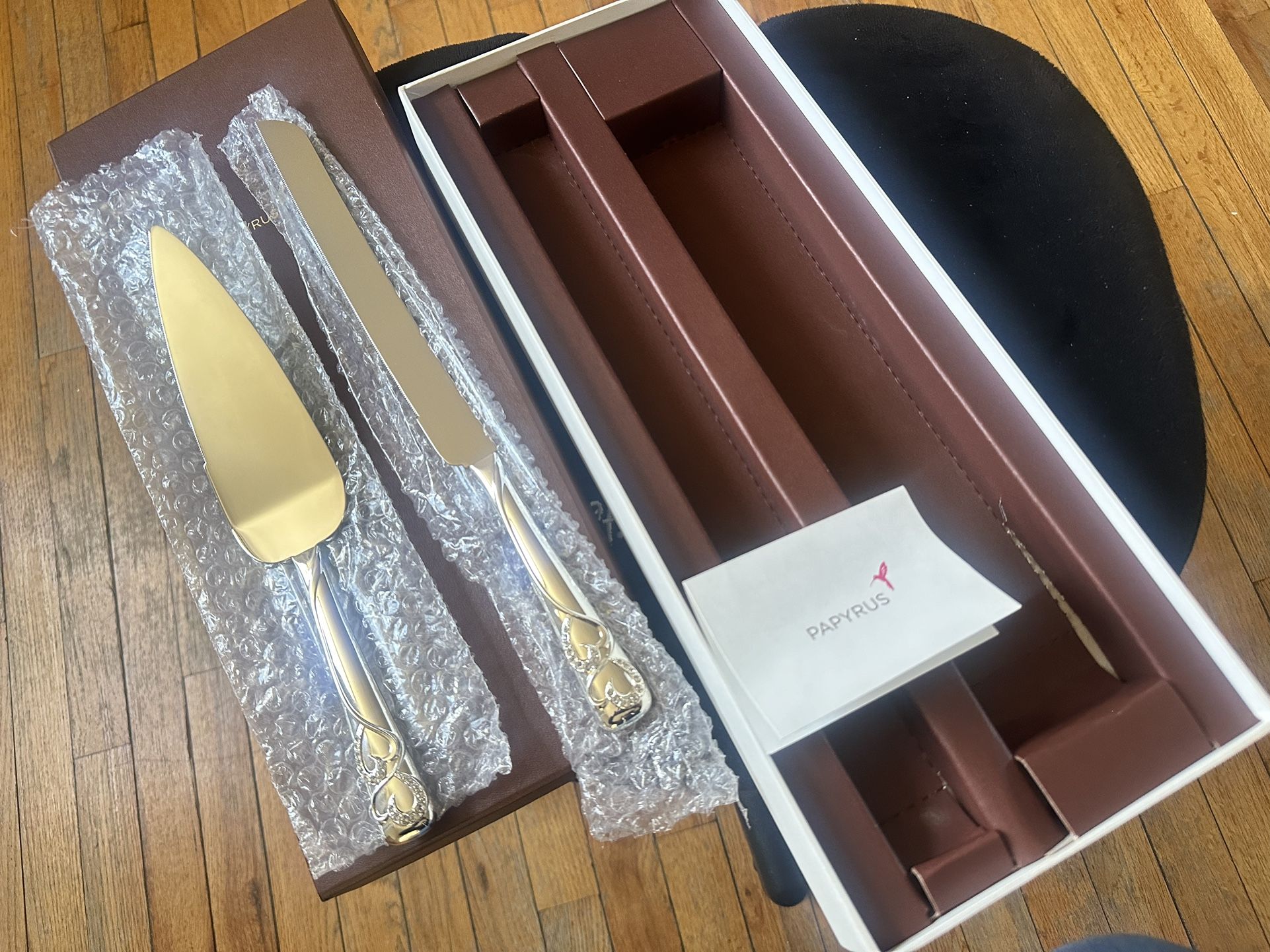 Wedding cake And Knife Set NEW