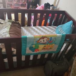 Infant Crib/Toddler Bed With Changing Table 