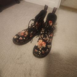 Doc Martens Flower Boot