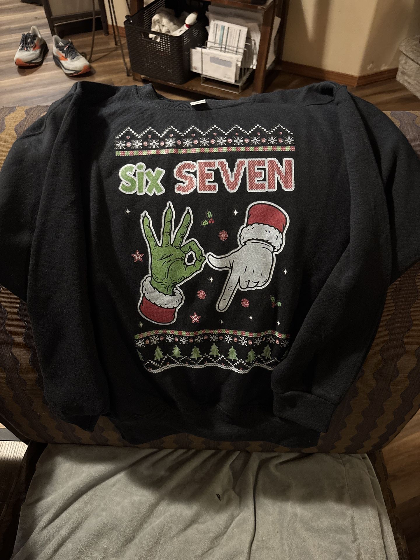 6/7 Kids Xmas Sweatshirt Size Kids Medium