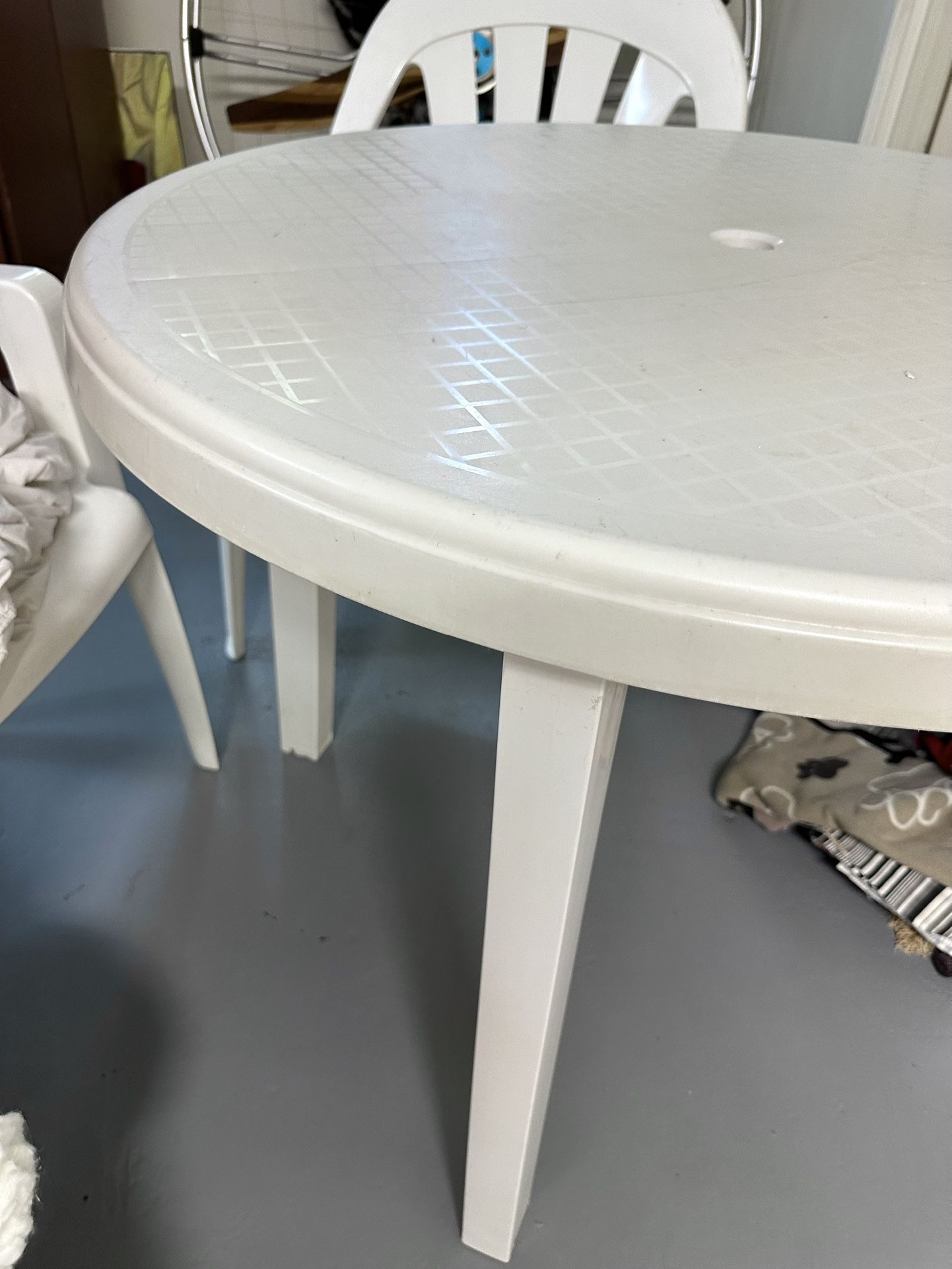 White Plastic Patio Round Table And 4 Chairs / Like NEW for Sale in