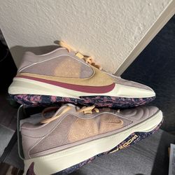 Nike Giannis size 9 basketball shoes brand new freak 5