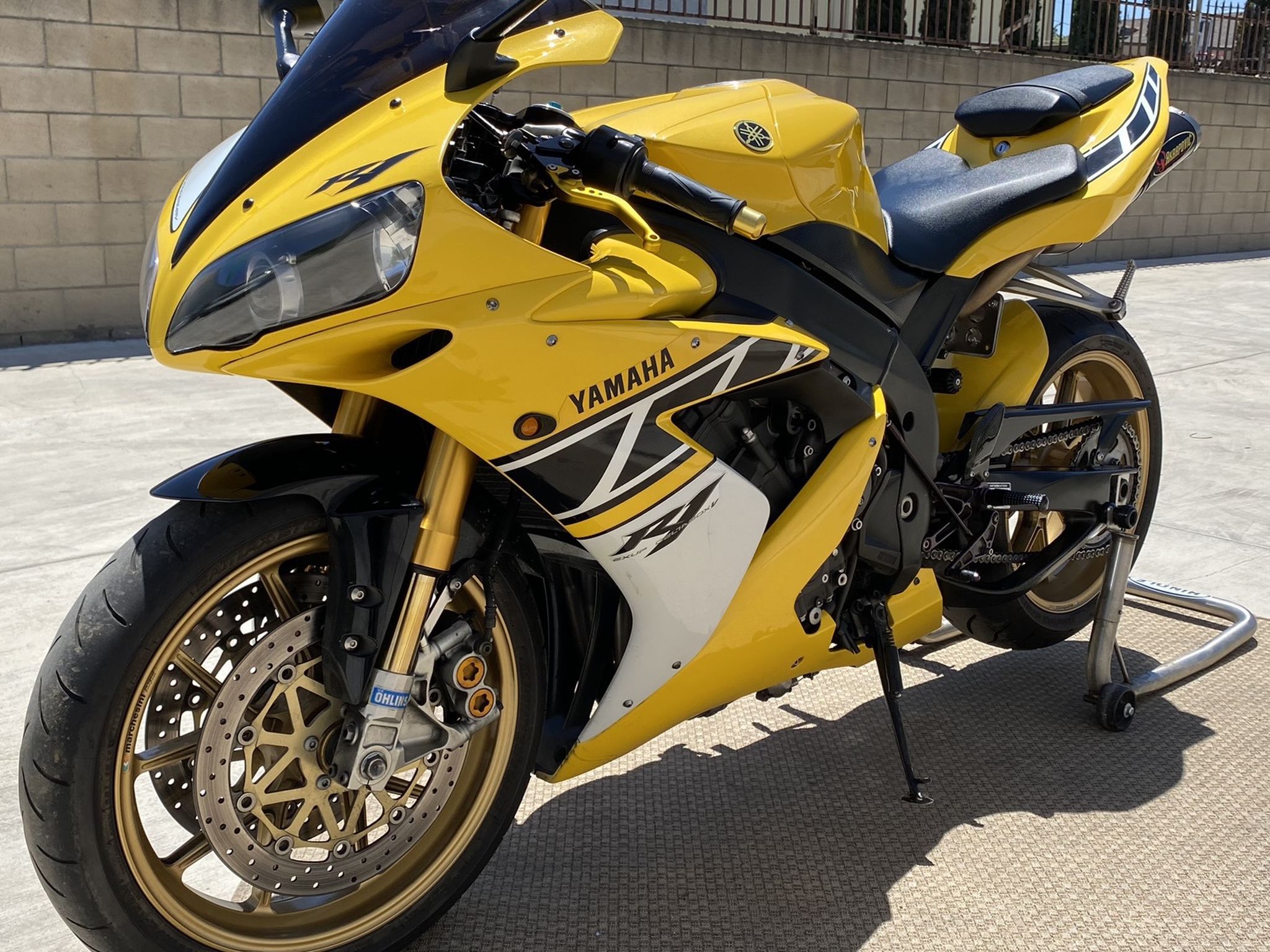 Photo 2006 YAMAHA YZFR1 LIMITED EDITION 50TH ANNIVERSARY. 1 OUT OF 500 MADE! COLLECTIBLE VERY RARE. LOW MILES. FORGED MERCHESINI RIMS OHLINE SUSPENSION