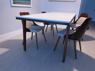 Extendable table with 4 chairs
