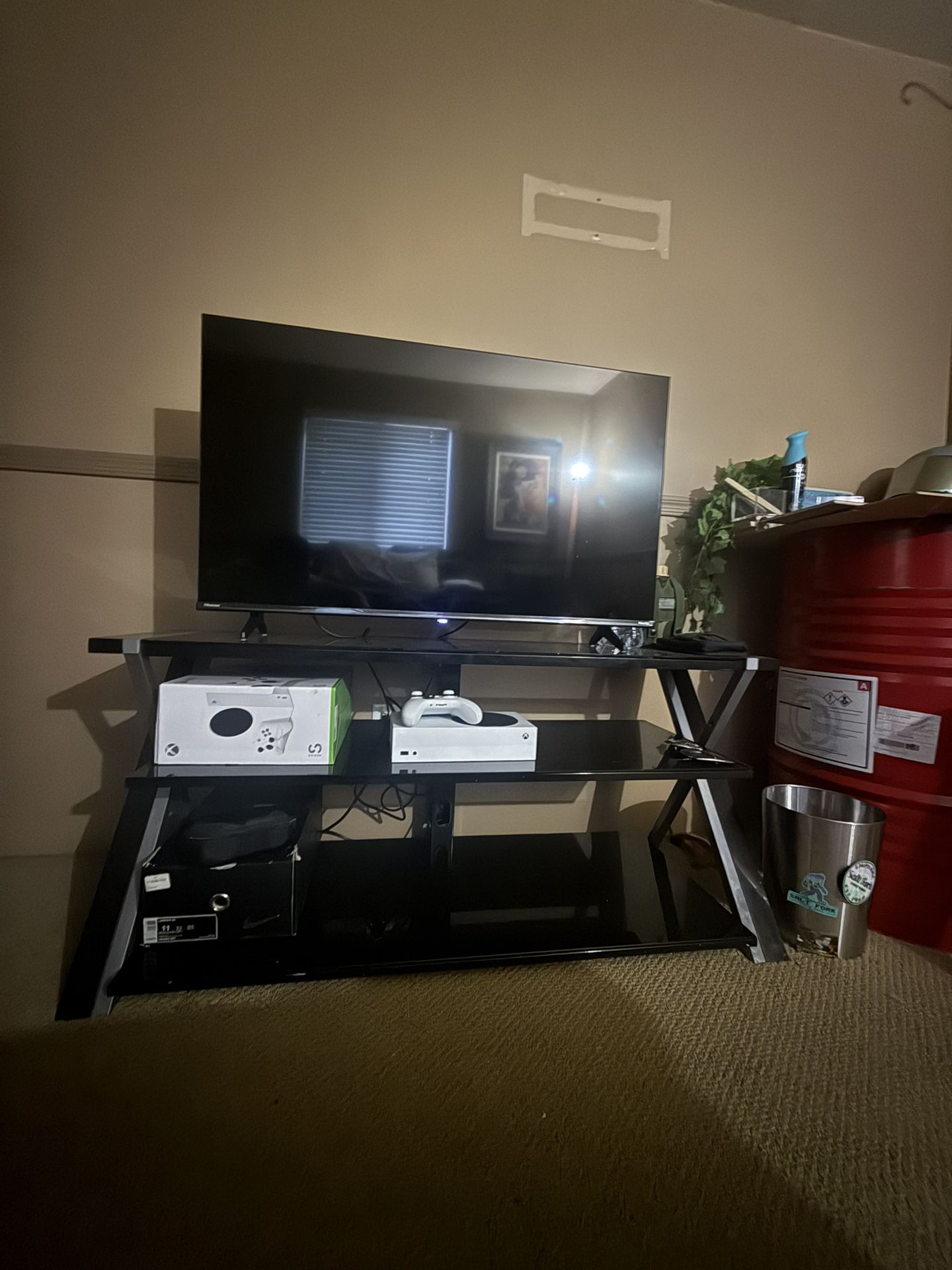 Xbox Series S//Smart TV// TV Stand