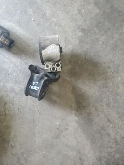 Driver Side Motor Mount / Side Tranny Mount