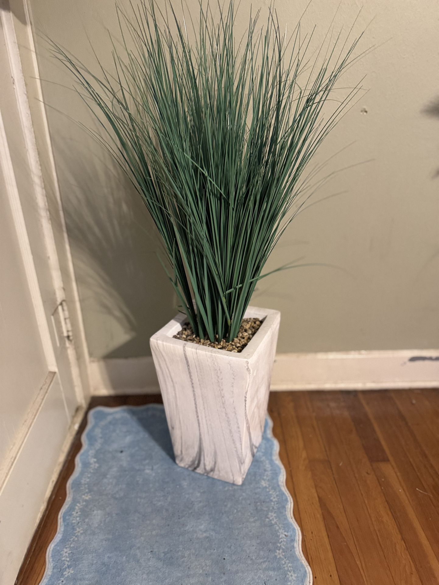 BEAUTIFUL FAUX PLANT IN FAUX MARBLE VASE