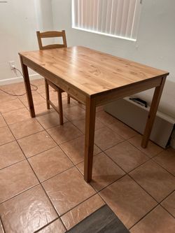 Table with 4 chairs