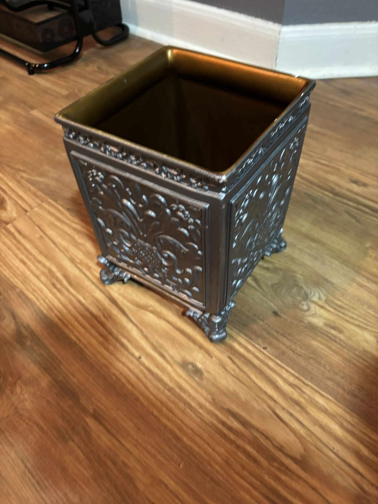 Designer trashcan