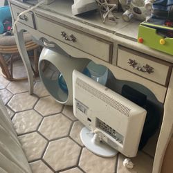 Antique French Provincial Table/desk/vamity For $85 Pick Up In Miami Beach 33141