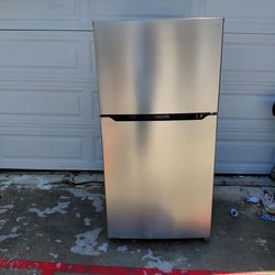 Insignia™ -  Top-Freezer Refrigerator