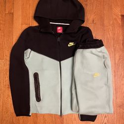 Rare Black and Mint nike tech set size S