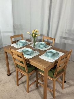 Pine Wood Compact Kitchen Dining Table & 4 Chairs LIKE NEW!