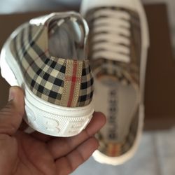 Burberry converse Sneakers Size 10.5
