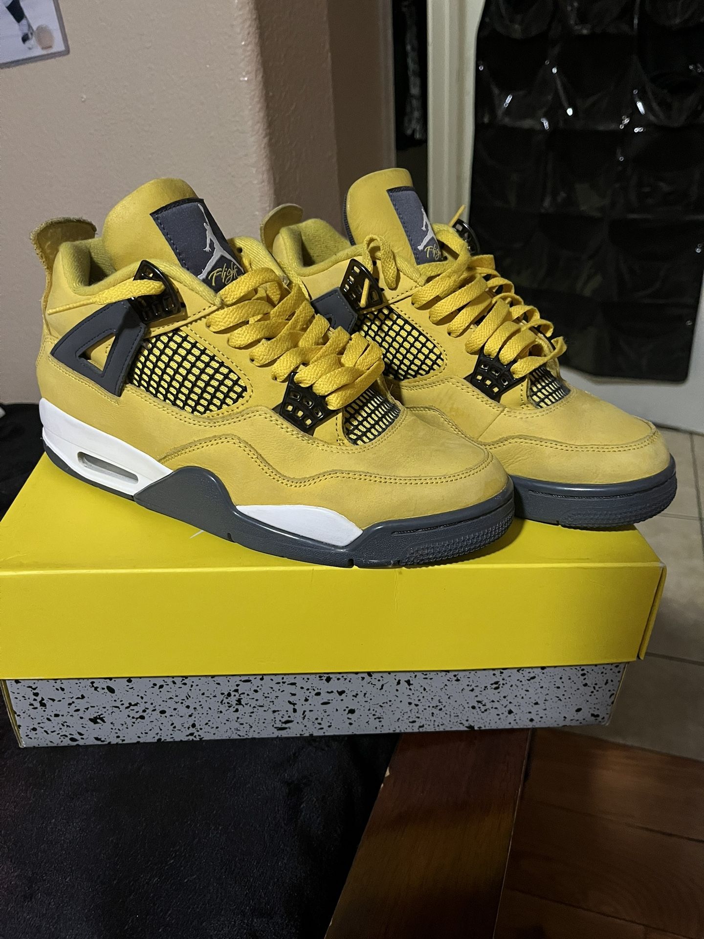 Jordan 4 Mid Lightning Size 9 Men With Box