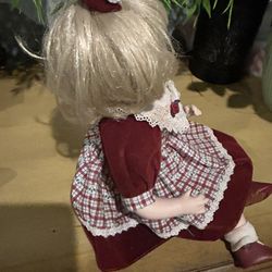  Vintage porcelain doll