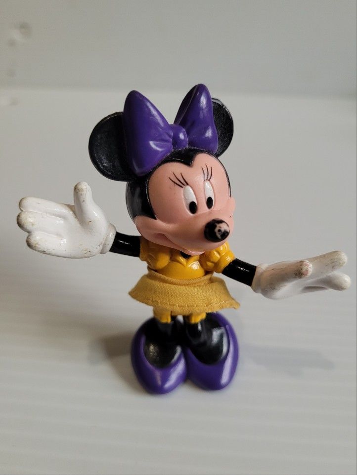 DISNEY BEAUTY & THE BEAST MRS. POTTS 1" TOY FIGURE CAKE TOPPER.