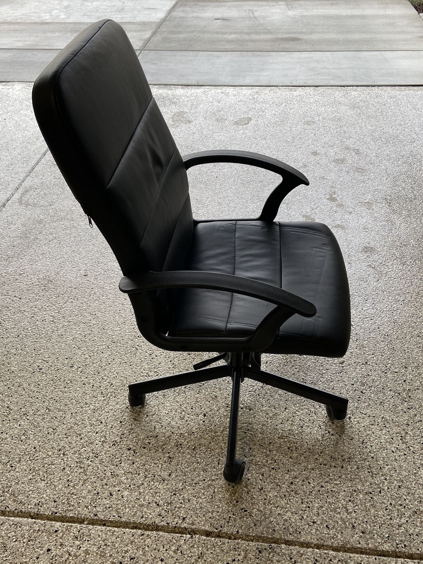 Height adjustable, swiveling office chair