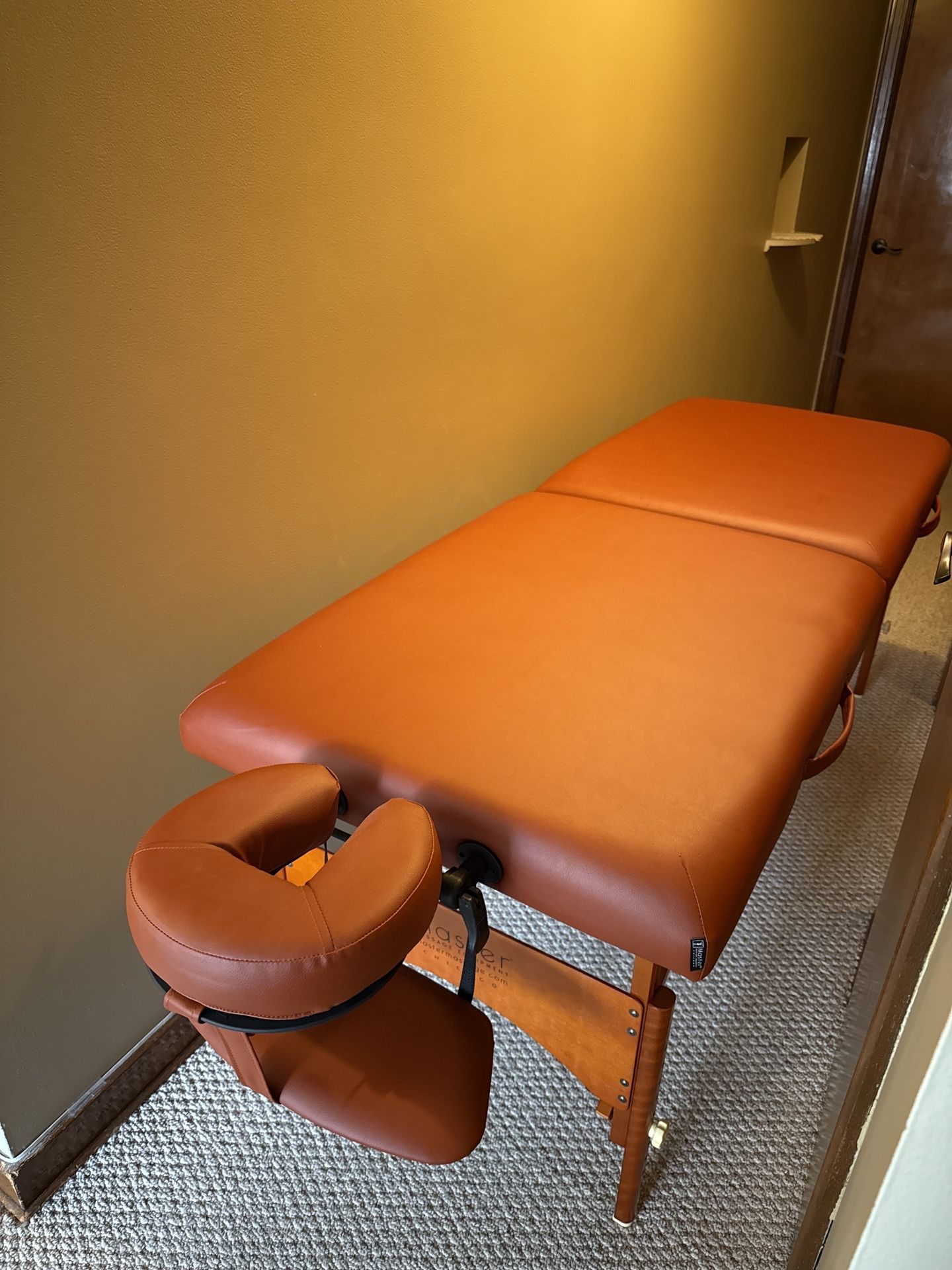 ✨Master Massage 28” Portable Massage Table – Excellent Condition ✨ 