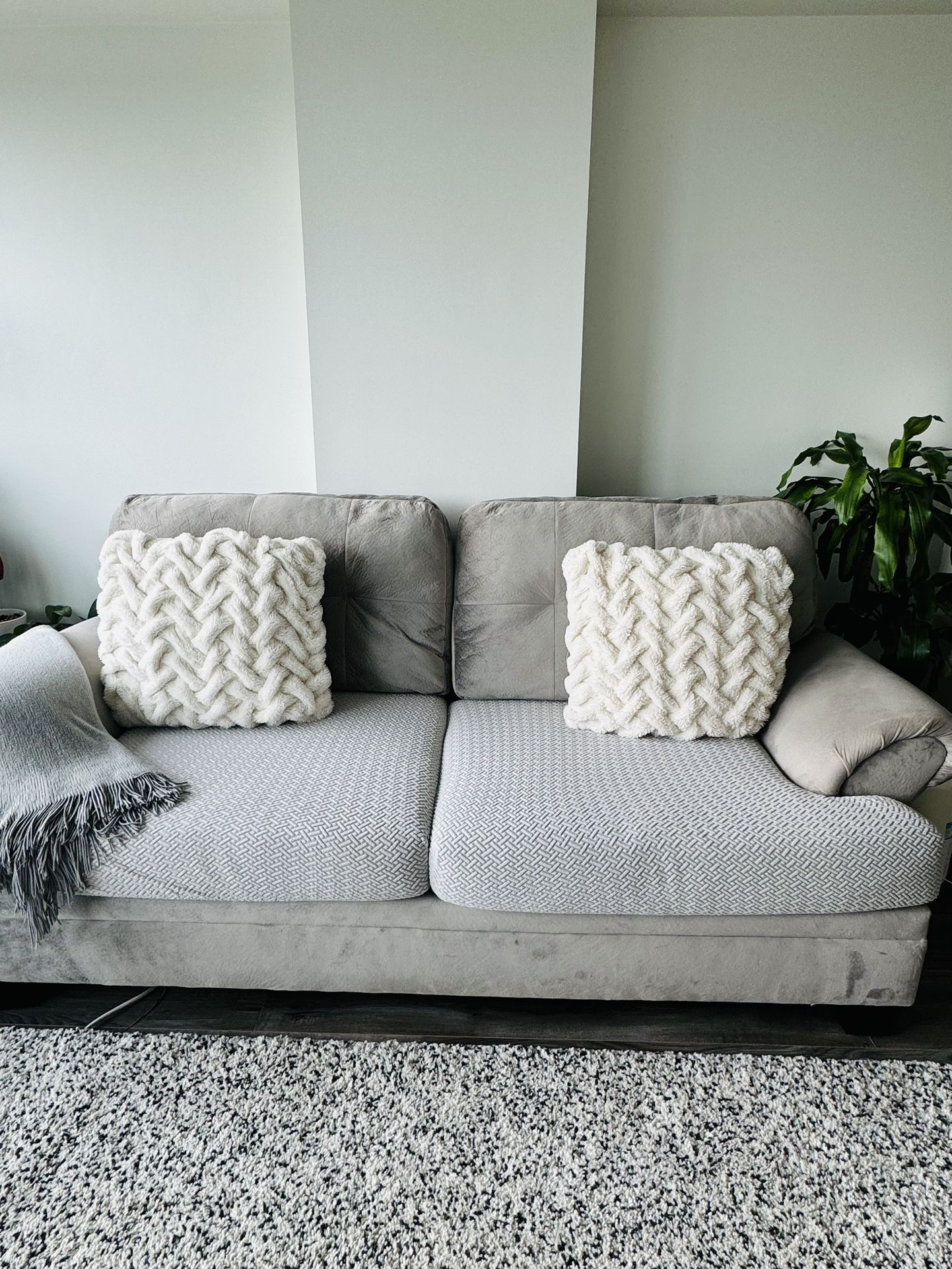 Couch With seat covers And accent chair
