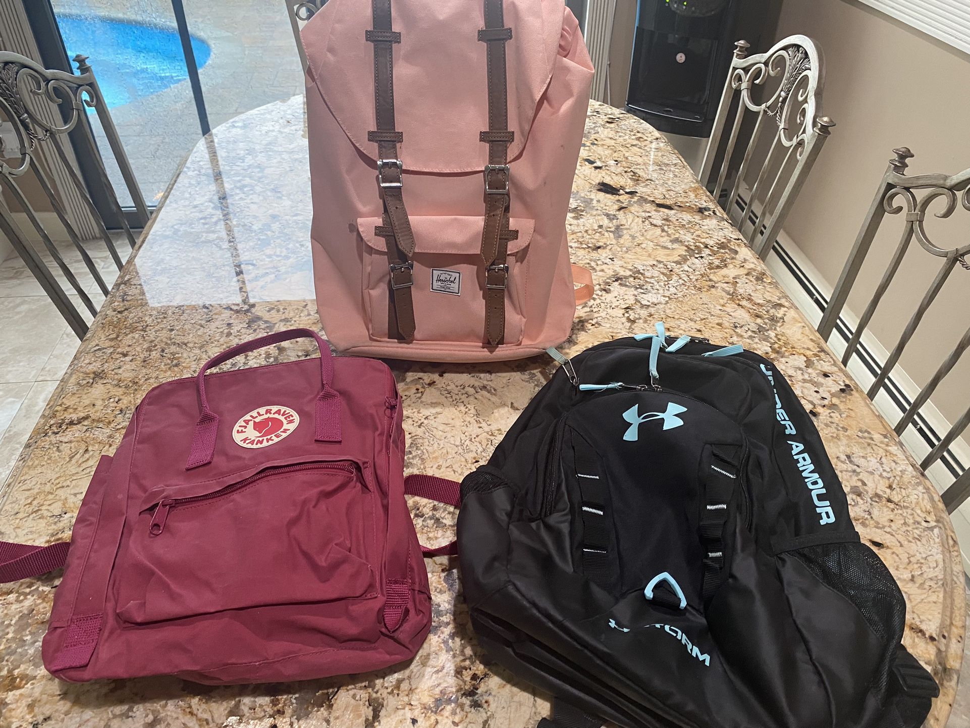 FJALLARAHAVEN KANKEN , UNDER ARMOUR , THE HERSCHEL brands