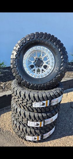 17" LOCK off-road w/ 35" Toyo MT Open Country tires