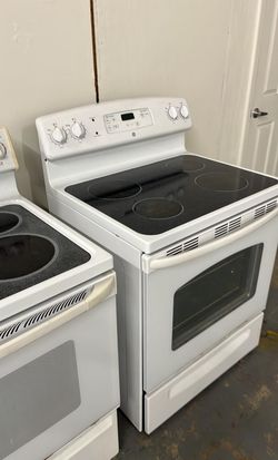 GE Glass-Top Electric Range – 30in White, SmoothTop