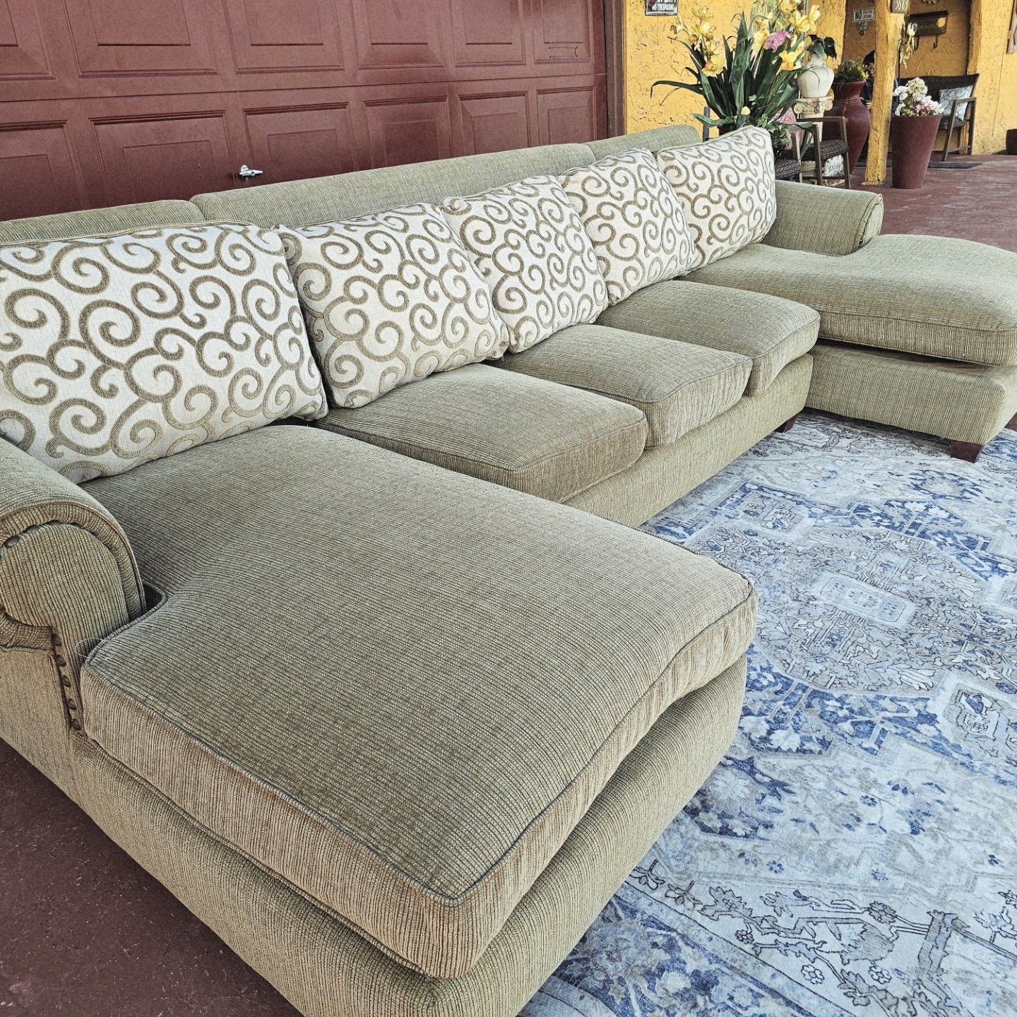 Beautiful Sectional With 2 lounge totally Deep Clean Good Condition No ...