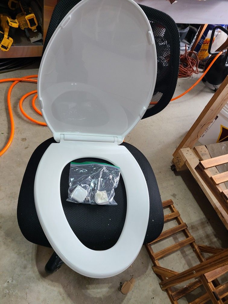 Elongated toilet seat 