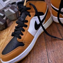 Jordan 1s Reverse Yellow Toes