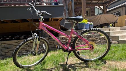Pink Women’s/teen Diamondback Bike