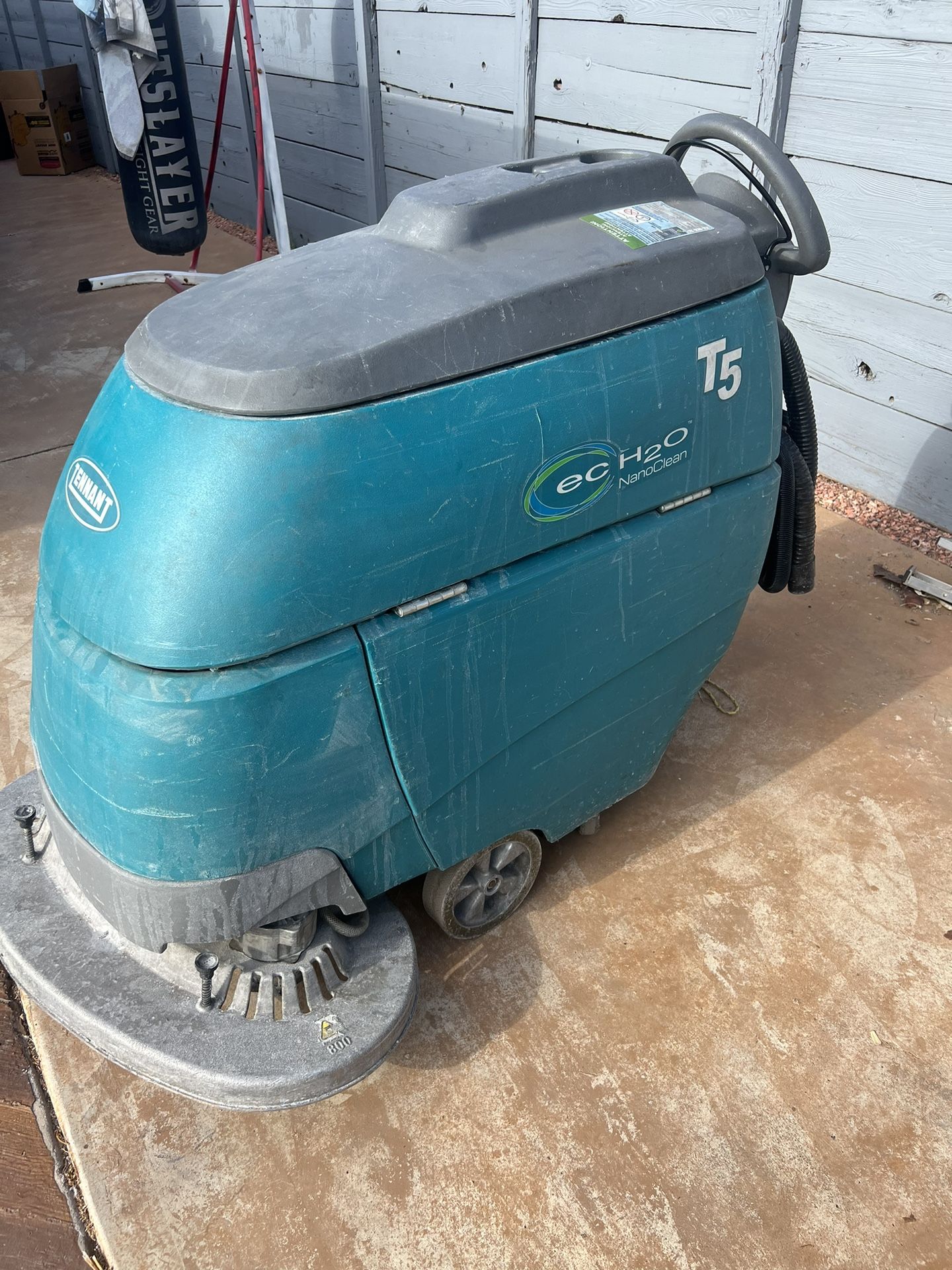 Tenant T5 Auto Scruber ( Walk Behind)