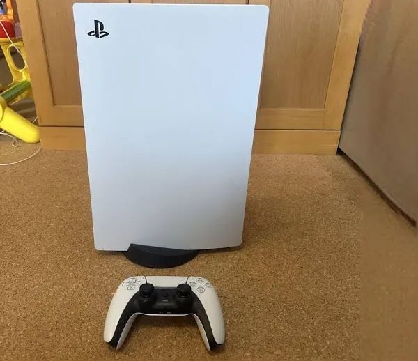ps5  + 2 controllers + cables