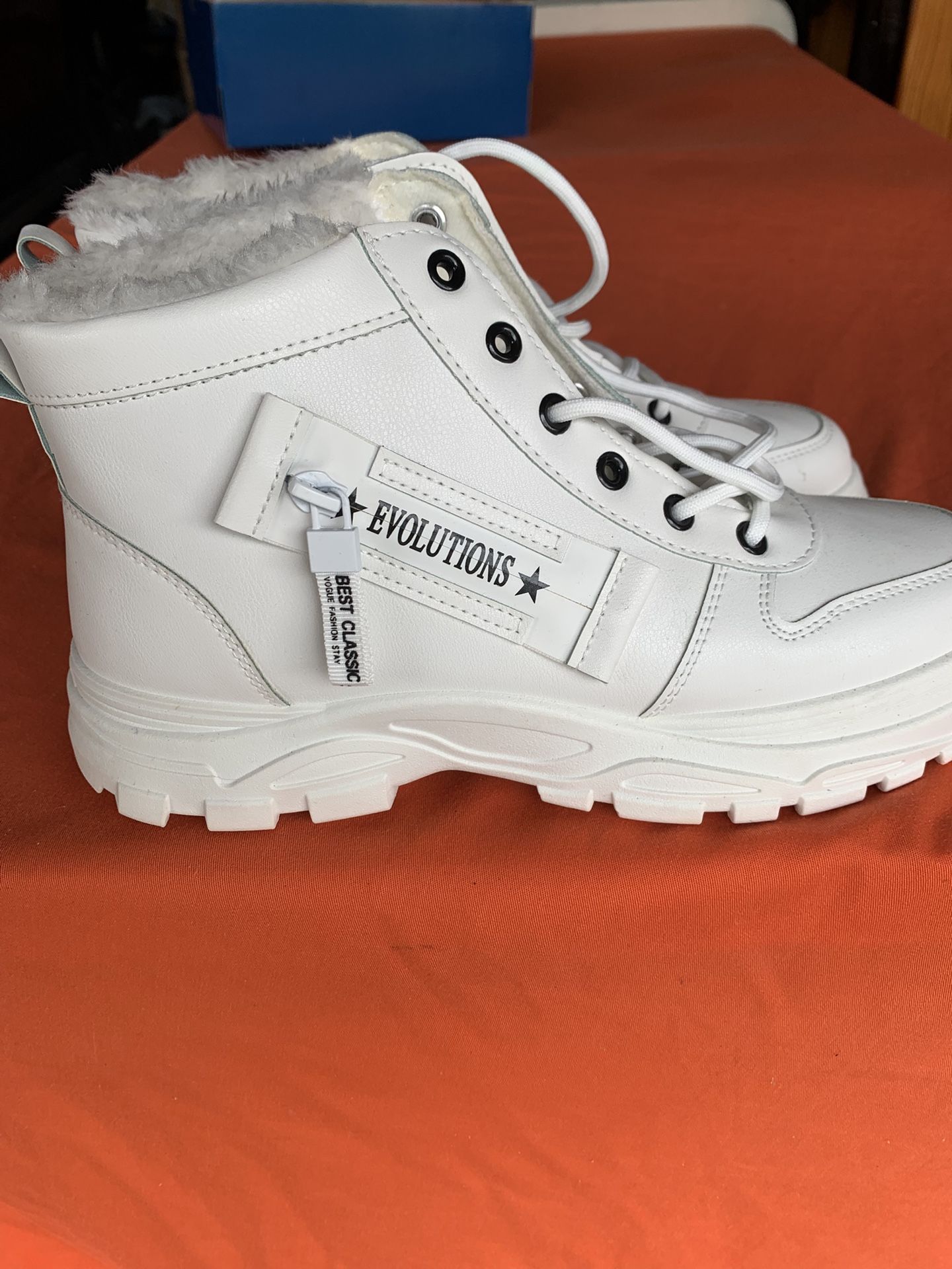 EVOLUTIONS SHOES. (NEW)