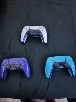 PS5 DualSense Controllers – Lot of 3
