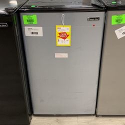 MAGIC CHEF HMR330SE MINI FRIDGE J 